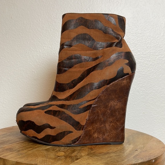 BAKERS Tiger stripe wedge ankle booties. Hidden platform. Size 9. - Picture 3 of 9